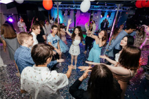 vypusknoy-vecher-na-samom-bolshom-i-stilnom-teplokhode-parikhod-loft-boat-rio-1-15