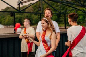 vypusknoy-vecher-na-samom-bolshom-i-stilnom-teplokhode-parikhod-loft-boat-rio-1-16