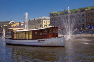 kruizniy-kater-ot-restorana-lastochka-01