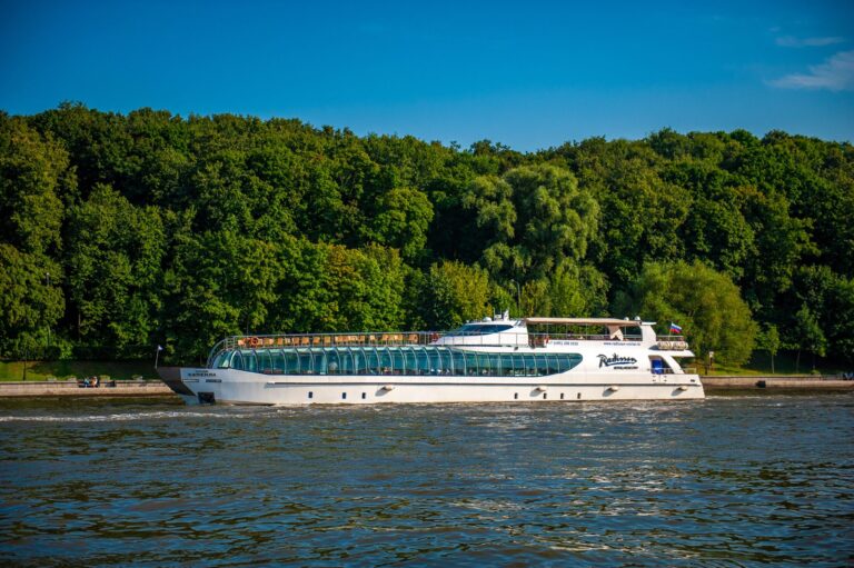 yachta-radisson-28